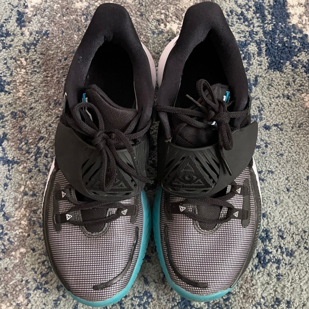 Kyrie 3 low. Gently used with Box